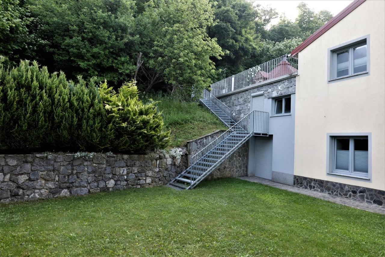 Guesthouse Idila Pod Nanosom Senozece Exterior foto