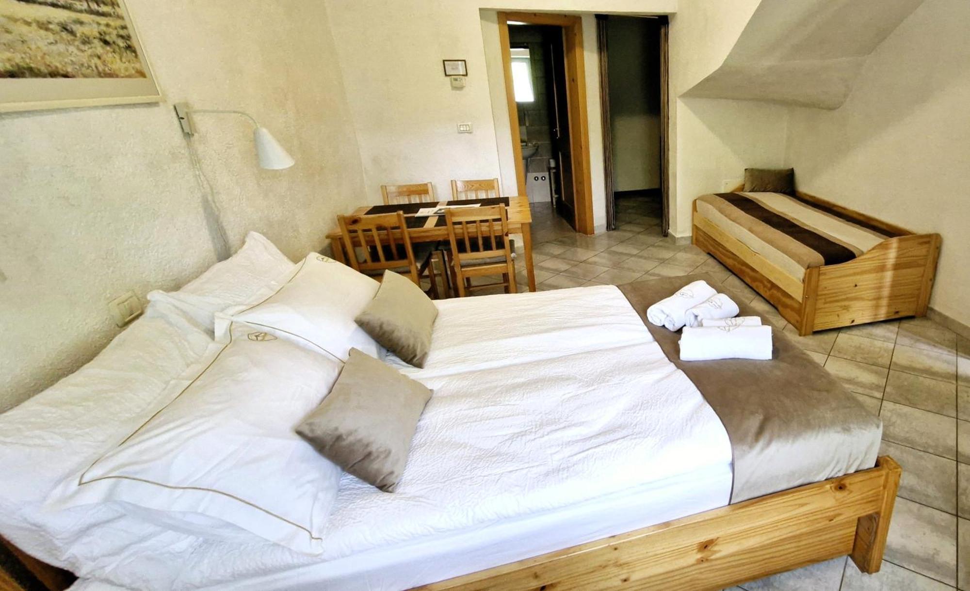 Guesthouse Idila Pod Nanosom Senozece Exterior foto
